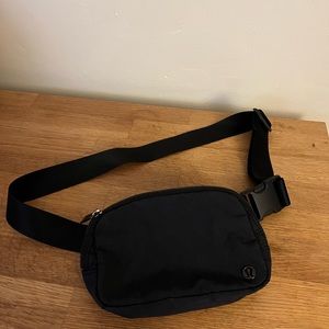 Lulu lemon fanny pack in black
